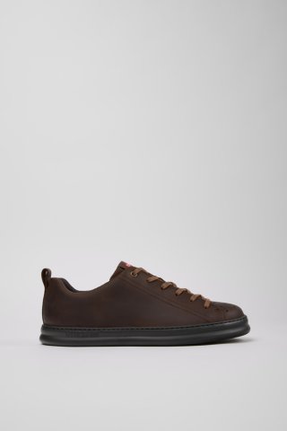 Neu Eingetroffen Camper Runner - Brauner Herrensneaker aus Nubukleder. Neu Eingetroffen Camper Runner - Brauner Herrensneaker aus Nubukleder.