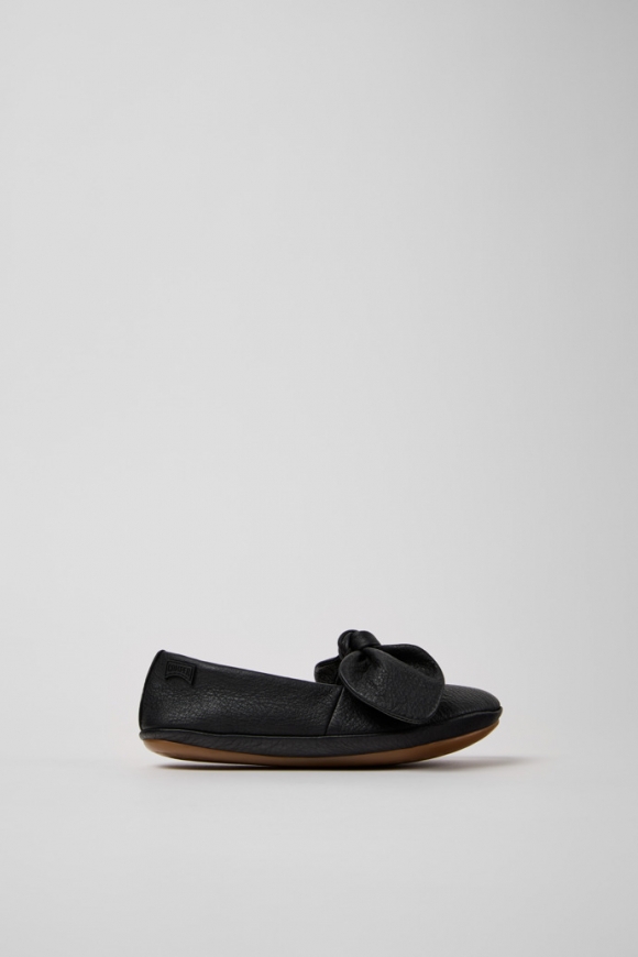 Neu Eingetroffen Camper Right Nina - Schwarzer Kinderballerina aus Leder. Neu Eingetroffen Camper Right Nina - Schwarzer Kinderballerina aus Leder.