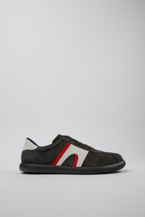 Neu Eingetroffen Camper Pelotas Soller - Mehrfarbiger Herrensneaker aus Nubukleder und Leder. Neu Eingetroffen Camper Pelotas Soller - Mehrfarbiger Herrensneaker aus Nubukleder und Leder.