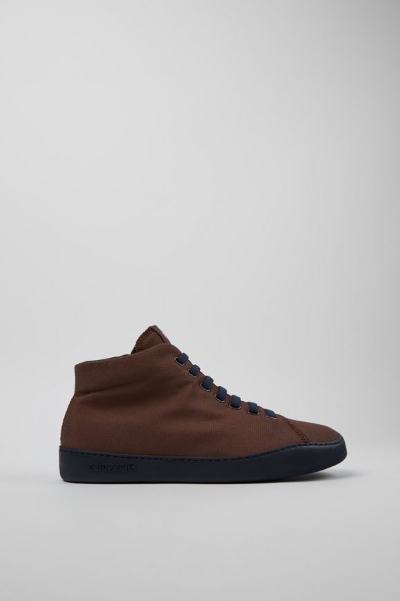 Neu Eingetroffen Camper Peu Touring - Brauner Sneaker-Boot aus recyceltem PET für Herren. Neu Eingetroffen Camper Peu Touring - Brauner Sneaker-Boot aus recyceltem PET für Herren.