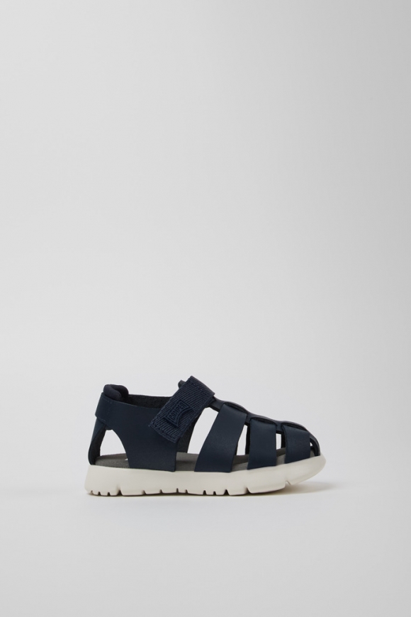 Neu Eingetroffen Camper Oruga - Blaue Kindersandale aus Leder mit geschlossenem Design. Neu Eingetroffen Camper Oruga - Blaue Kindersandale aus Leder mit geschlossenem Design.