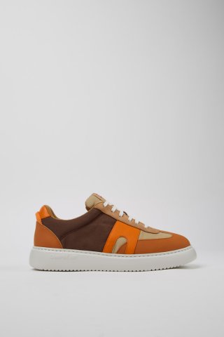 Neu Eingetroffen Camper Runner K21 Sorona® - Mehrfarbiger Herrensneaker aus recyceltem PET und Nubukleder. Neu Eingetroffen Camper Runner K21 Sorona® - Mehrfarbiger Herrensneaker aus recyceltem PET und Nubukleder.