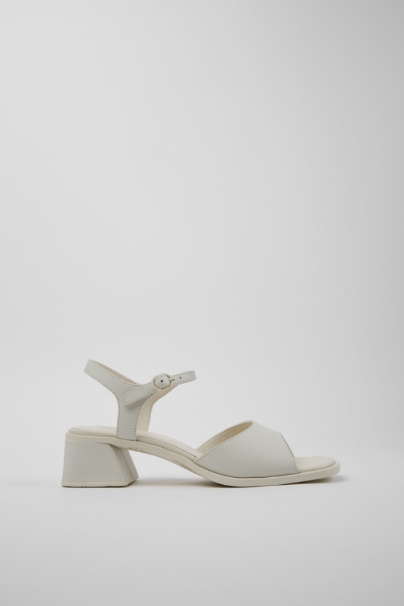 Neu Eingetroffen Camper Kora Sandal - Weiße Ledersandalen für Damen. Neu Eingetroffen Camper Kora Sandal - Weiße Ledersandalen für Damen.