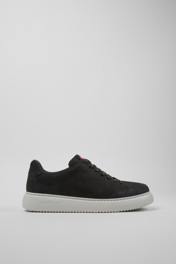 Neu Eingetroffen Camper Runner K21 - Grauer Herrensneaker aus Nubukleder. Neu Eingetroffen Camper Runner K21 - Grauer Herrensneaker aus Nubukleder.