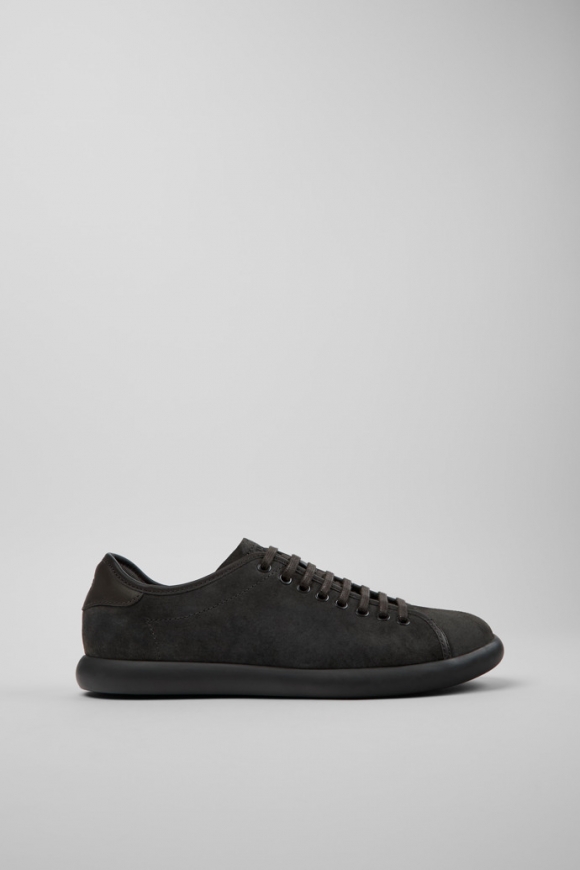 Neu Eingetroffen Camper Pelotas Soller - Grauer Herrensneaker aus Nubukleder und Leder. Neu Eingetroffen Camper Pelotas Soller - Grauer Herrensneaker aus Nubukleder und Leder.