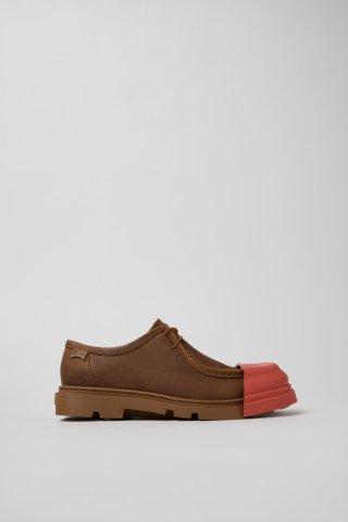 Neu Eingetroffen Camper Junction - Brauner Damenschuh aus regeneriertem Rindsleder. Neu Eingetroffen Camper Junction - Brauner Damenschuh aus regeneriertem Rindsleder.