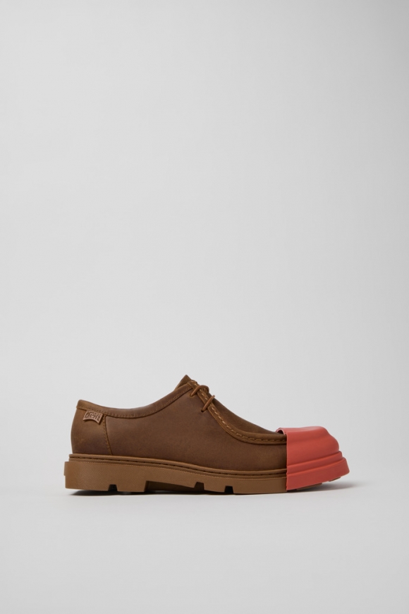 Neu Eingetroffen Camper Junction - Brauner Damenschuh aus regeneriertem Rindsleder. Neu Eingetroffen Camper Junction - Brauner Damenschuh aus regeneriertem Rindsleder.