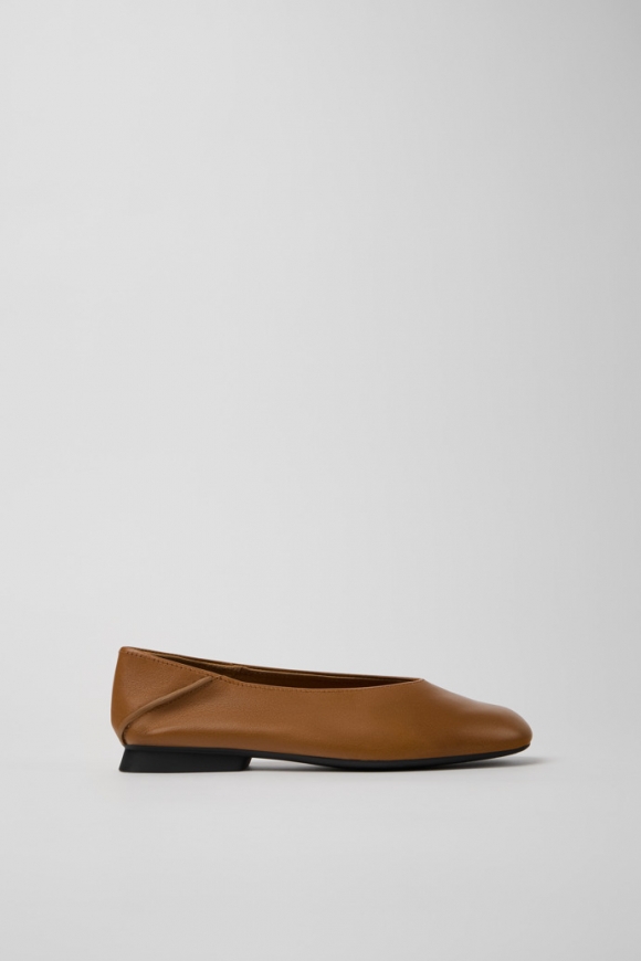 Neu Eingetroffen Camper Casi Myra - Brauner Lederballerina für Damen. Neu Eingetroffen Camper Casi Myra - Brauner Lederballerina für Damen.