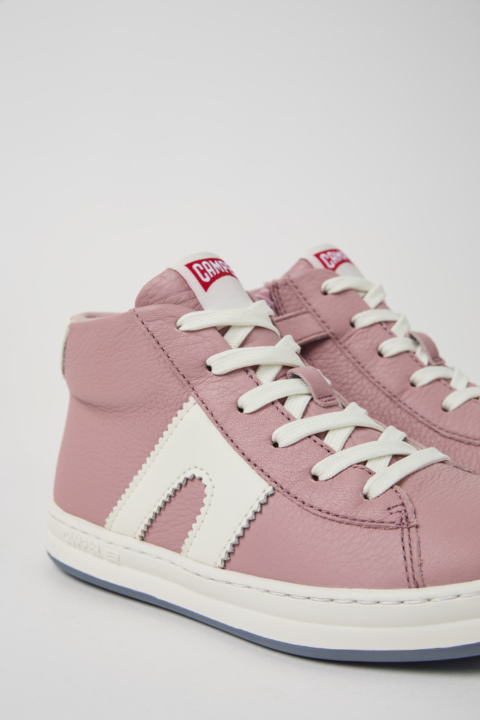 Neu Eingetroffen Camper Runner - Rosa-weiße Kindersneaker aus recyceltem Leder