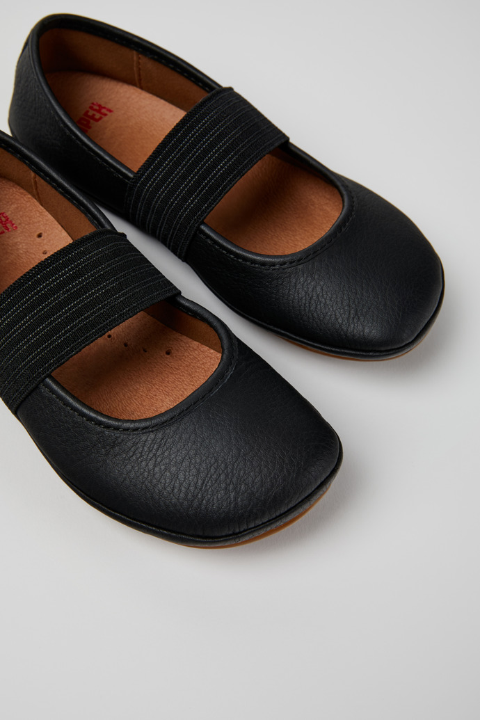 Neu Eingetroffen Camper RIGHT - Schwarzer Kinderballerina aus Leder.