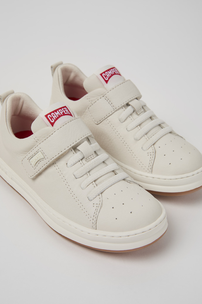 Neu Eingetroffen Camper Runner - Weiße Kindersneaker aus Leder.