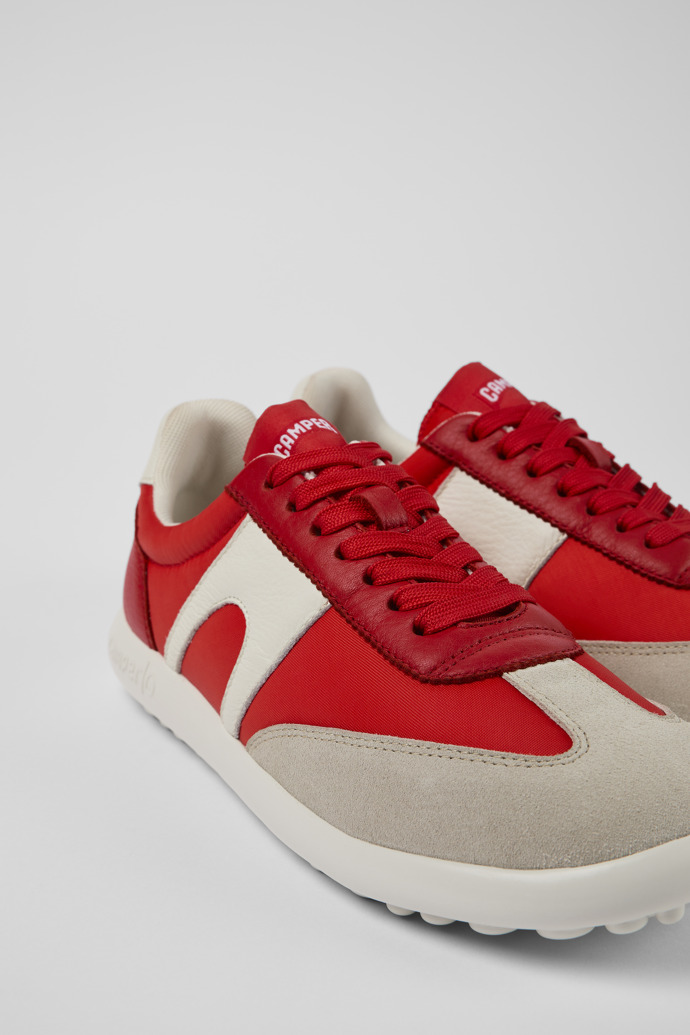 Neu Eingetroffen Camper Pelotas Xlite - Roter Damensneaker aus Textil/Leder