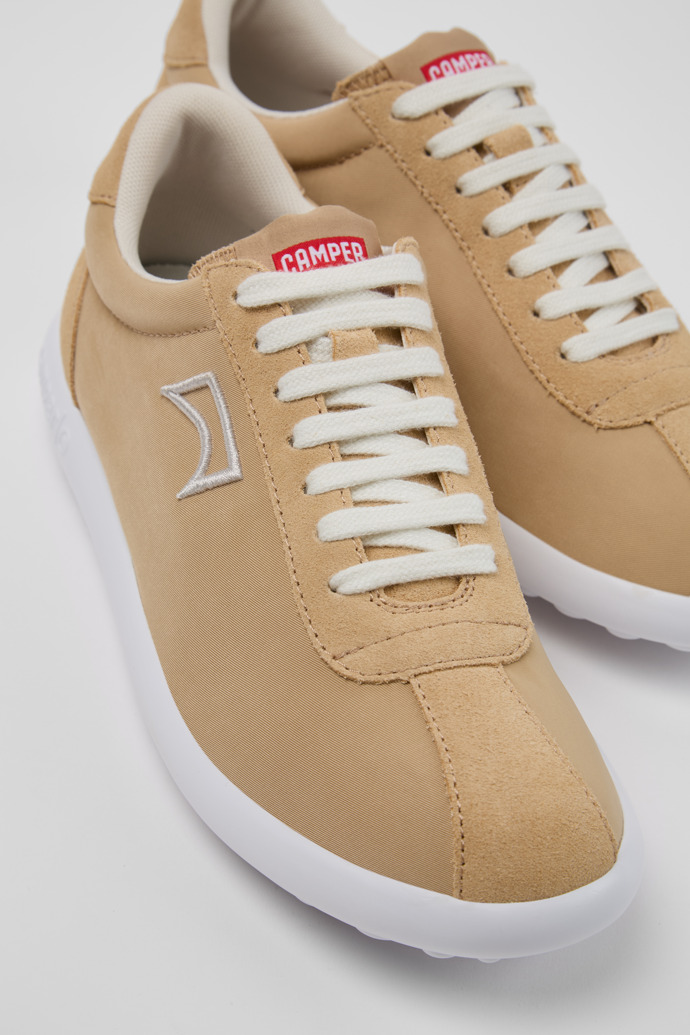 Neu Eingetroffen Camper Pelotas XLite - Beige Damensneaker aus recyceltem PET und Nubukleder.