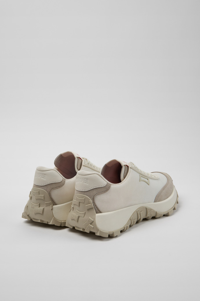 Neu Eingetroffen Camper Drift Trail - Weiß-graue Sneaker aus Recycling-PET und Leder für Damen.