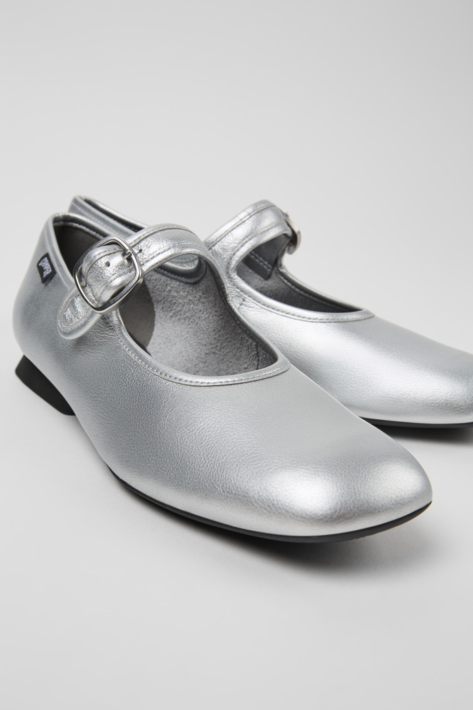 Neu Eingetroffen Camper Casi Myra - Silberner Lederschuh für Damen.