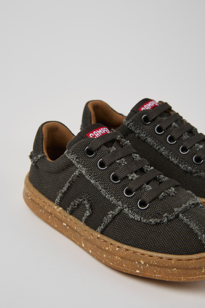 Neu Eingetroffen Camper Runner - Graue Kindersneaker aus Recyclingbaumwolle.