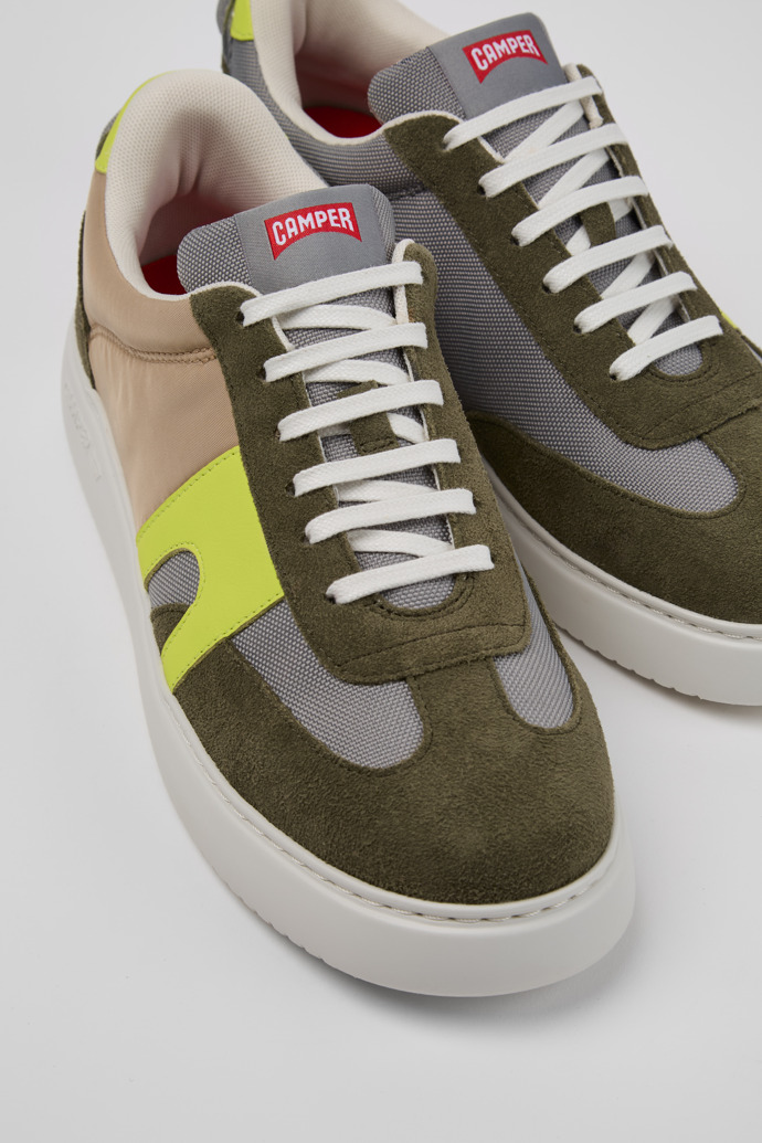 Neu Eingetroffen Camper Runner K21 Sorona® - Mehrfarbiger Herrensneaker aus recyceltem PET und Nubukleder.