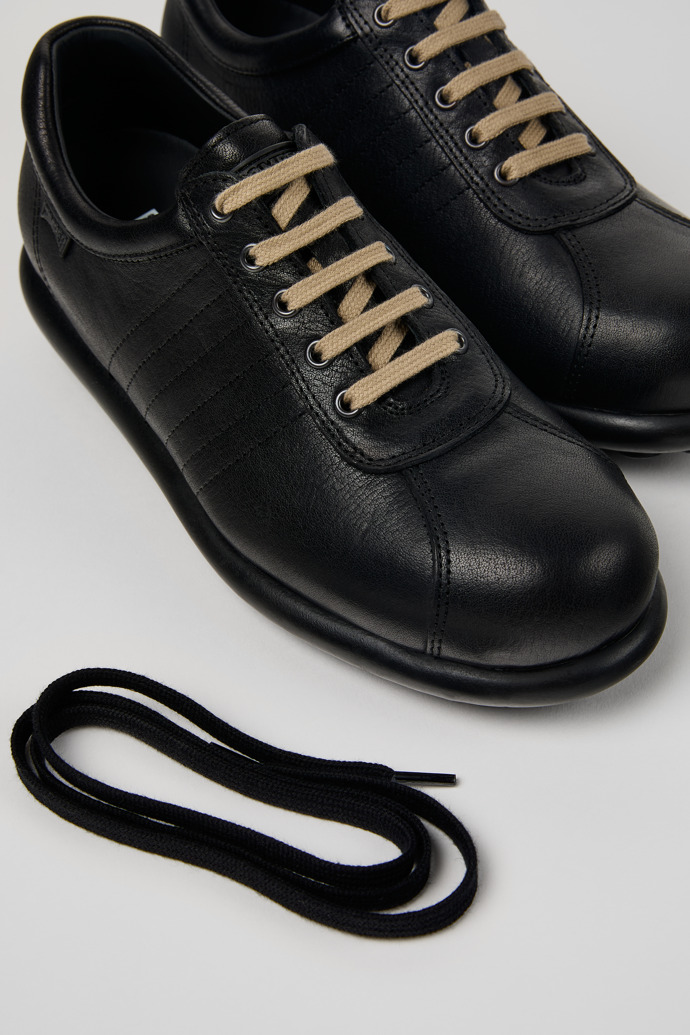 Neu Eingetroffen Camper Pelotas - Schwarzer Damenschuh aus pflanzlich gegerbtem Leder.