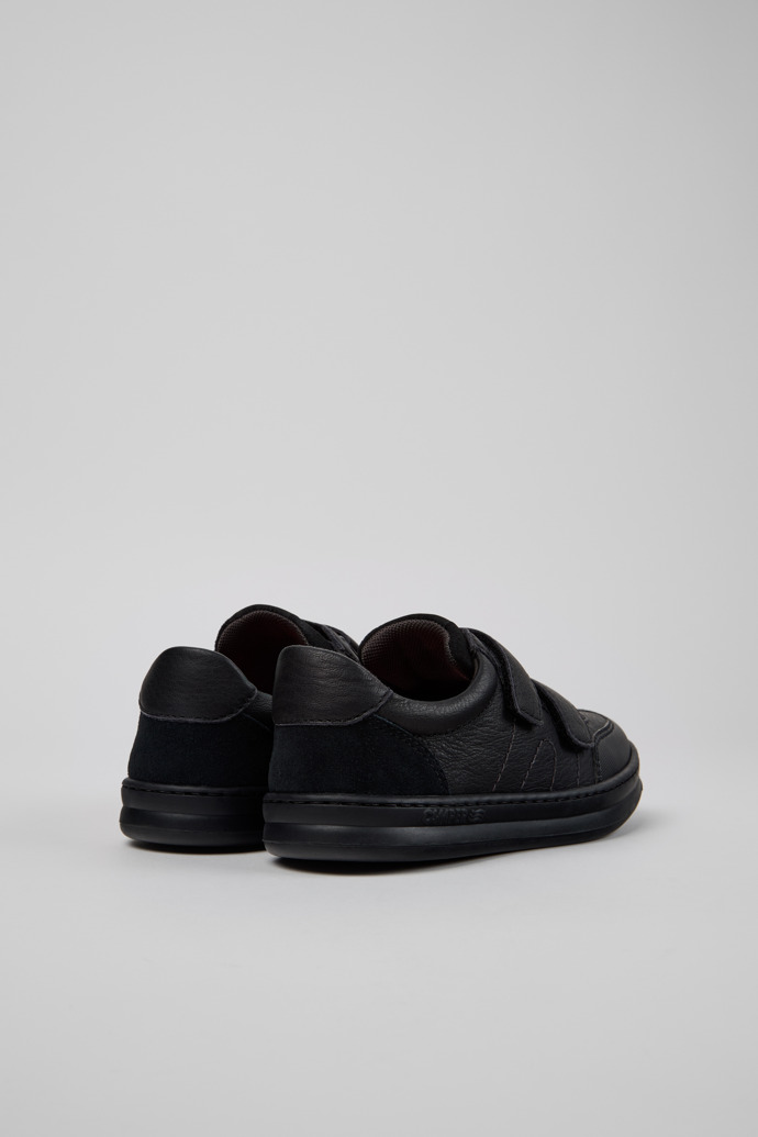 Neu Eingetroffen Camper Runner - Schwarzer Kindersneaker aus Leder und Nubukleder.