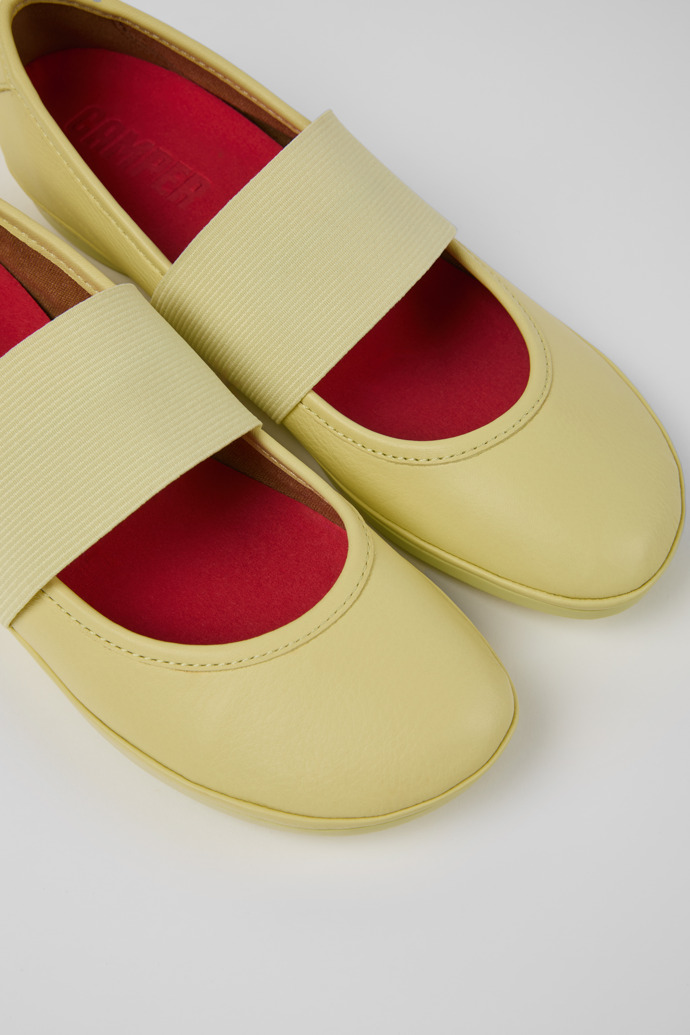 Neu Eingetroffen Camper Right - Gelber Lederballerina für Damen.