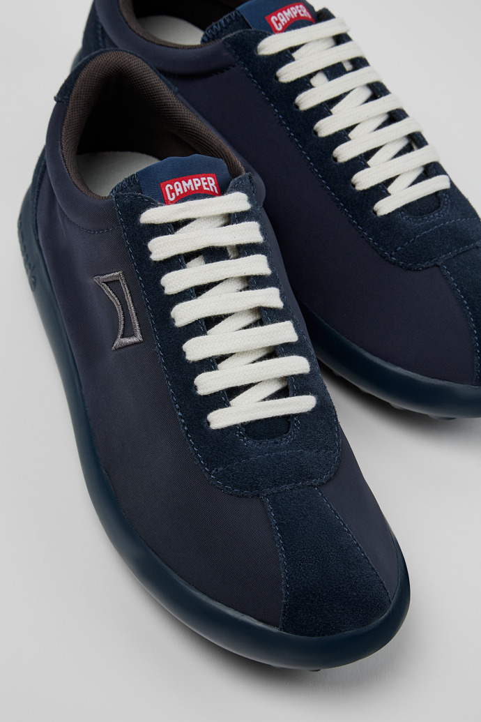 Neu Eingetroffen Camper Pelotas XLite - Blauer Herrensneaker aus recyceltem PET und Nubukleder.