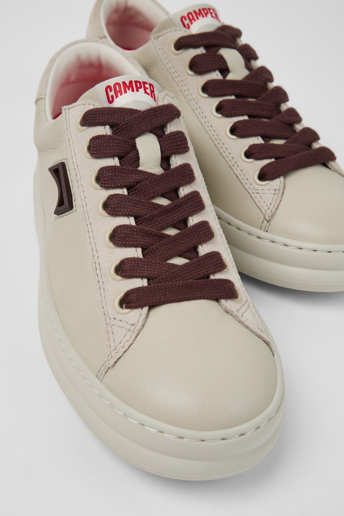 Neu Eingetroffen Camper Runner - Graue Damensneaker aus Leder und Nubukleder.