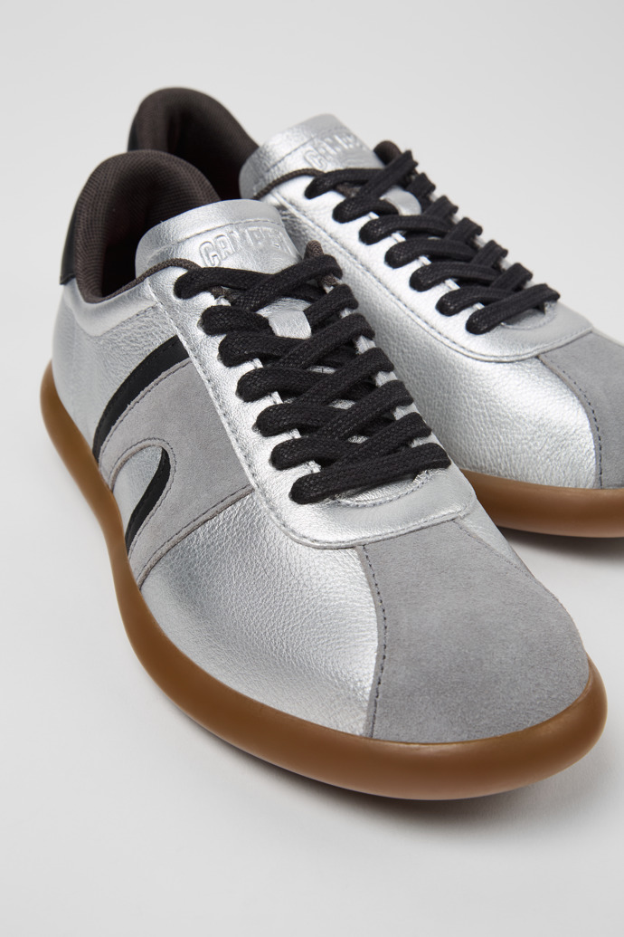 Neu Eingetroffen Camper Pelotas Soller - Silber-schwarzer Damensneaker aus Leder.