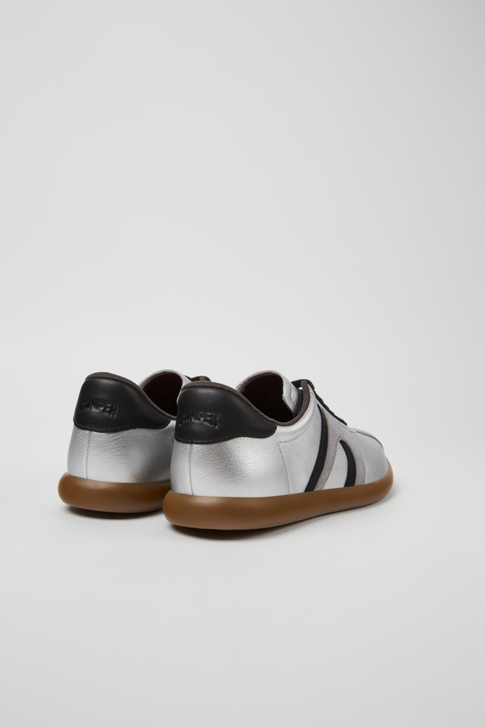 Neu Eingetroffen Camper Pelotas Soller - Silber-schwarzer Damensneaker aus Leder.