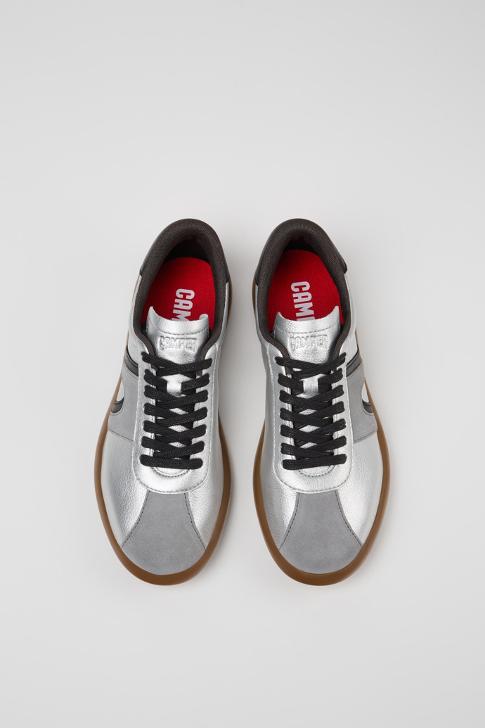 Neu Eingetroffen Camper Pelotas Soller - Silber-schwarzer Damensneaker aus Leder.
