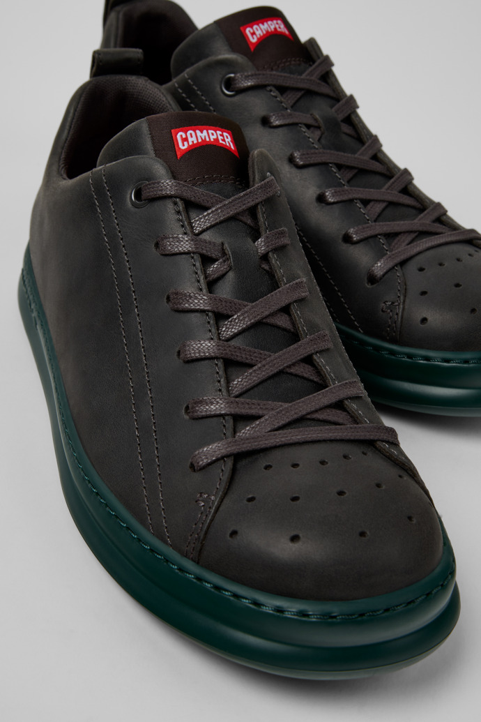 Neu Eingetroffen Camper Runner - Grauer Herrensneaker aus Nubukleder.