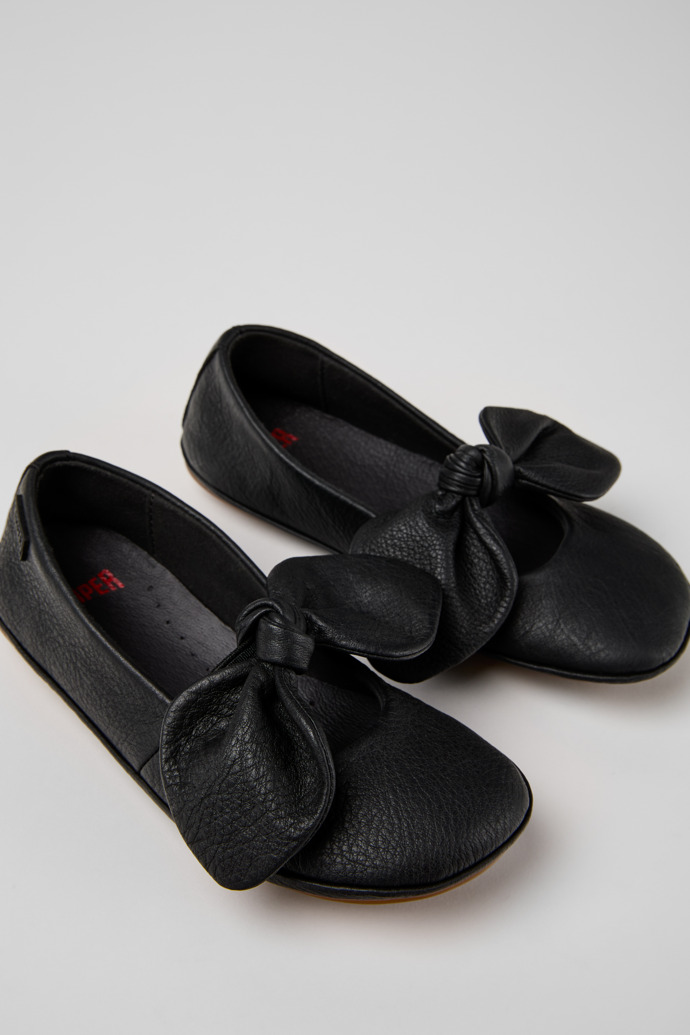 Neu Eingetroffen Camper Right Nina - Schwarzer Kinderballerina aus Leder.