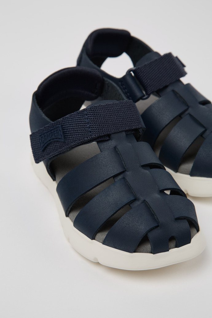Neu Eingetroffen Camper Oruga - Blaue Kindersandale aus Leder mit geschlossenem Design.