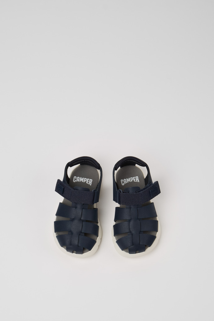 Neu Eingetroffen Camper Oruga - Blaue Kindersandale aus Leder mit geschlossenem Design.