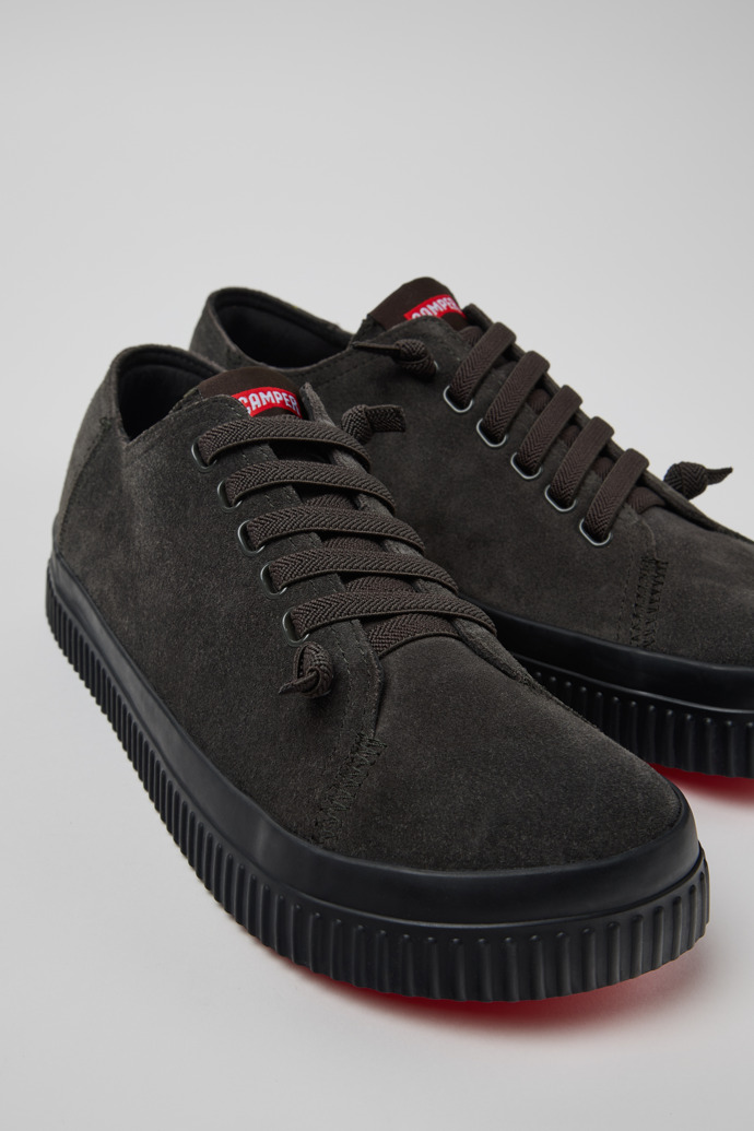 Neu Eingetroffen Camper Peu Roda - Grauer Herrensneaker aus Nubukleder.