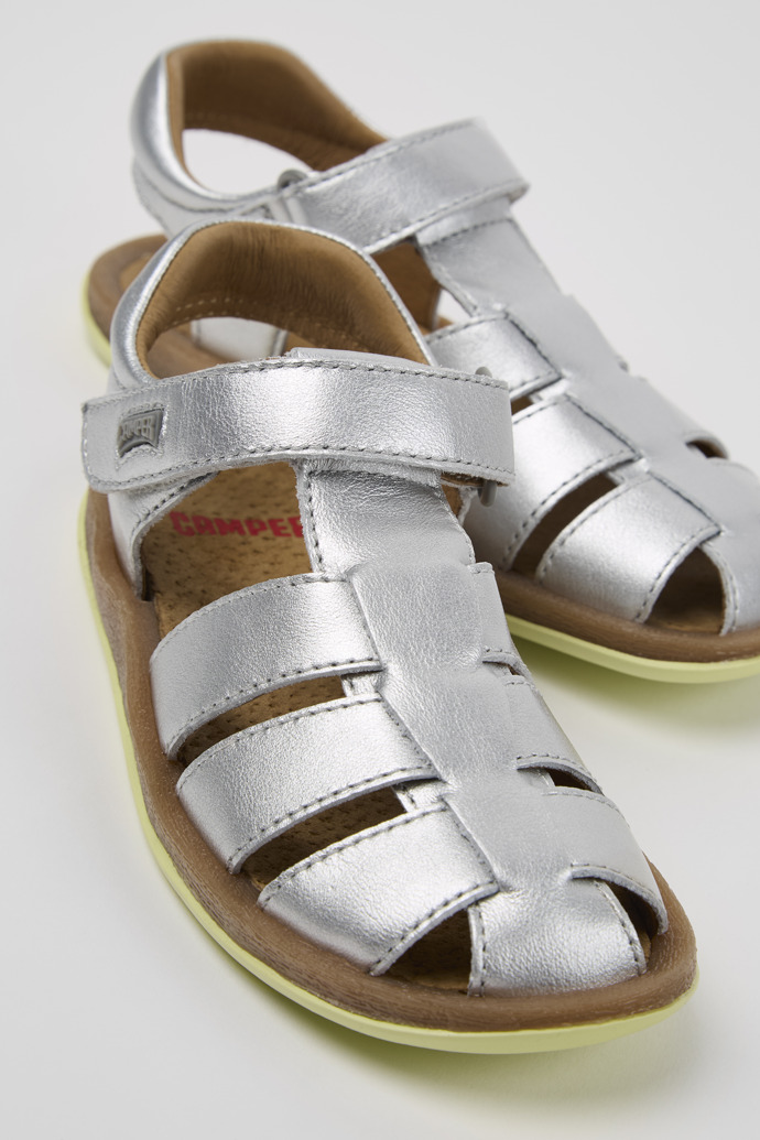 Neu Eingetroffen Camper Bicho - Silberne Kindersandalen aus Leder mit geschlossenem Design.