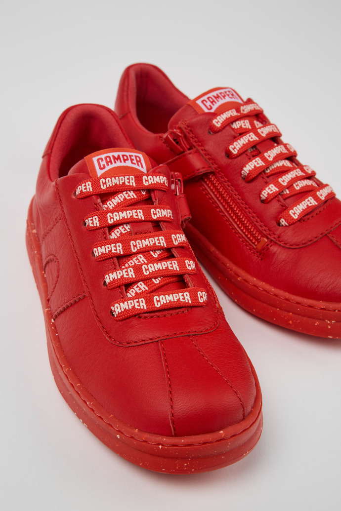 Neu Eingetroffen Camper Runner - Roter Kindersneaker aus Leder.