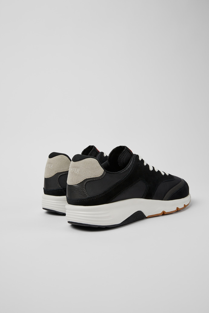 Neu Eingetroffen Camper Drift - Herrensneaker aus Textil und Nubukleder in Schwarz und Grau.