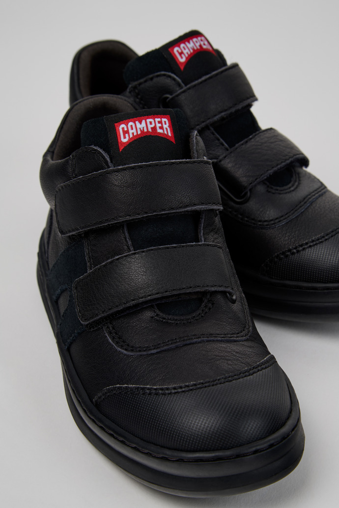 Neu Eingetroffen Camper Runner - Schwarze Kinderstiefelette aus Leder/Nubukleder.