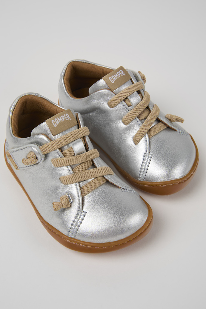 Neu Eingetroffen Camper Peu - Silberne Kinderschuhe aus Leder.