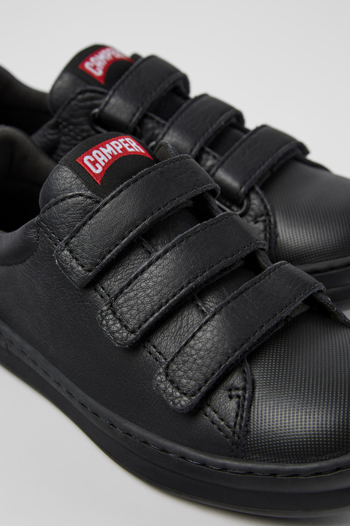 Neu Eingetroffen Camper Runner - Schwarzer Kindersneaker aus Leder und Textil