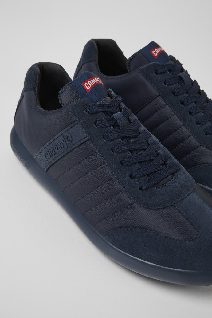 Neu Eingetroffen Camper Pelotas XLF - Blauer Herrensneaker aus Textil und Nubukleder.